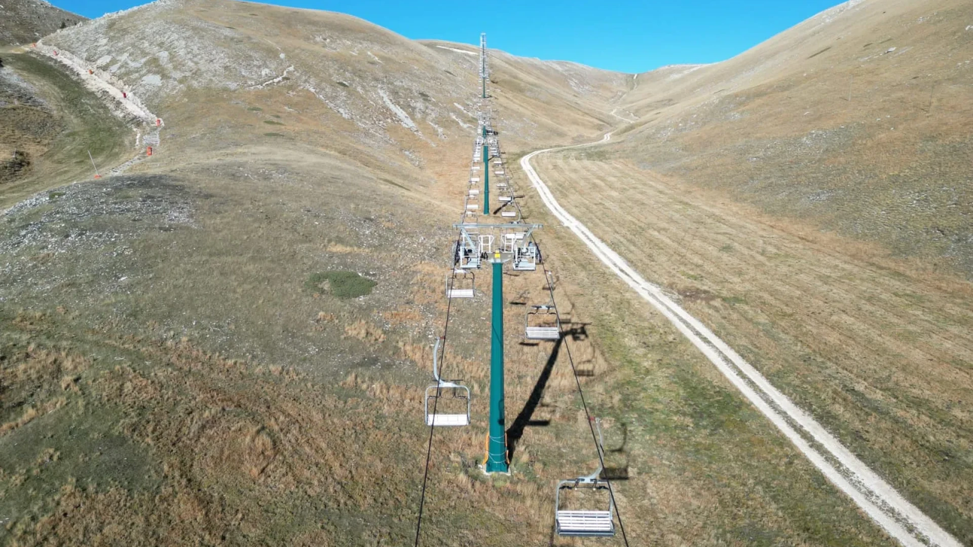 Importanti interventi di riammodernamento degli impianti del Comprensorio Alto Sangro in attesa dell’imminente riapertura degli impianti. La neve e’ caduta copiosa in queste ore.